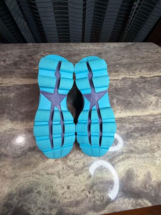 Women’s On Running Cloudsurfer - Picture 7 of 9